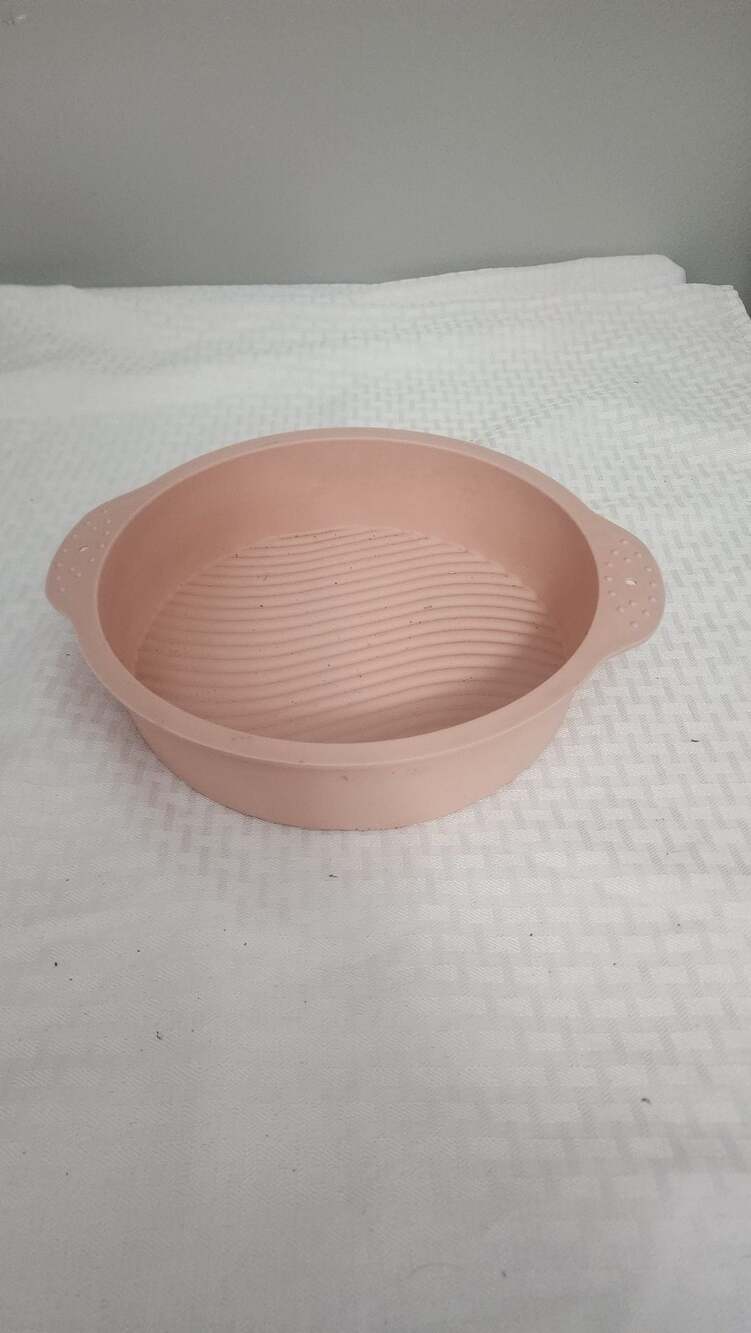 Silicone Round Cake Baking Pan with Wavy Pattern Base
